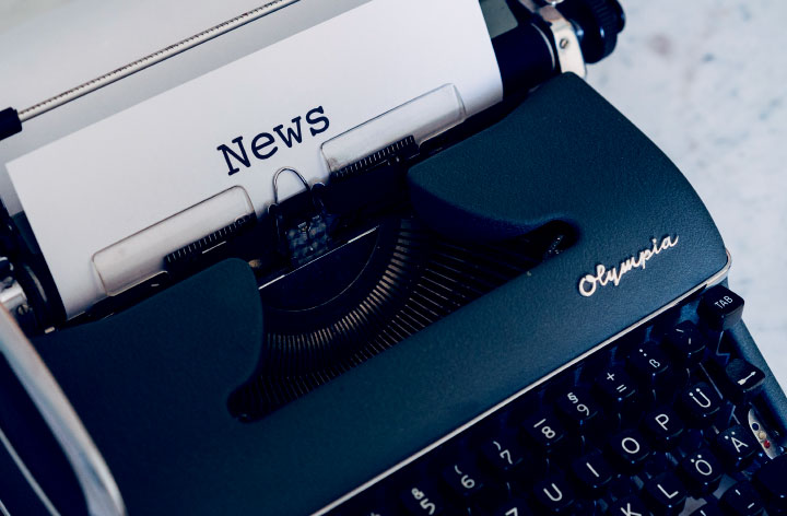 Eine Schreibmaschine, in der ein Blatt mit der Aufschrift "News" steckt